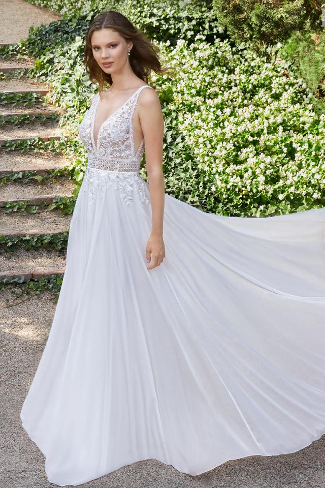 flowy weddingdress perfect for summer weddings