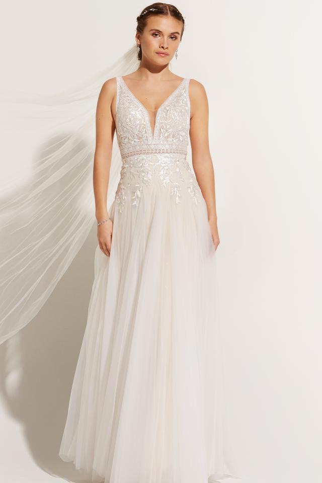 Summer weddingdress with nuances of dark creamy lace and tulle