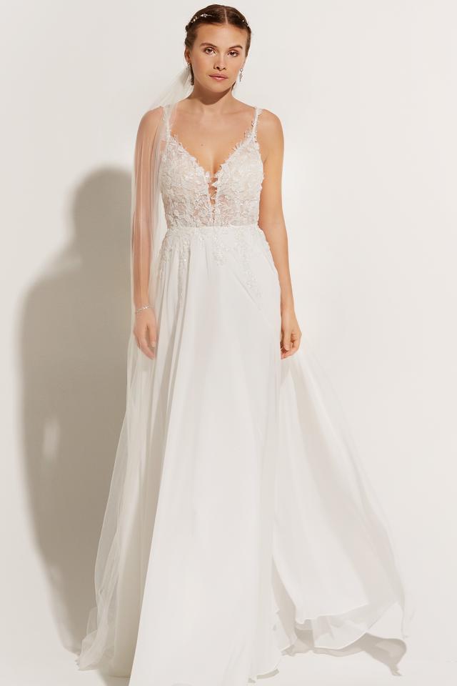 flowy weddingdress perfect for summer weddings with lace shoulder straps