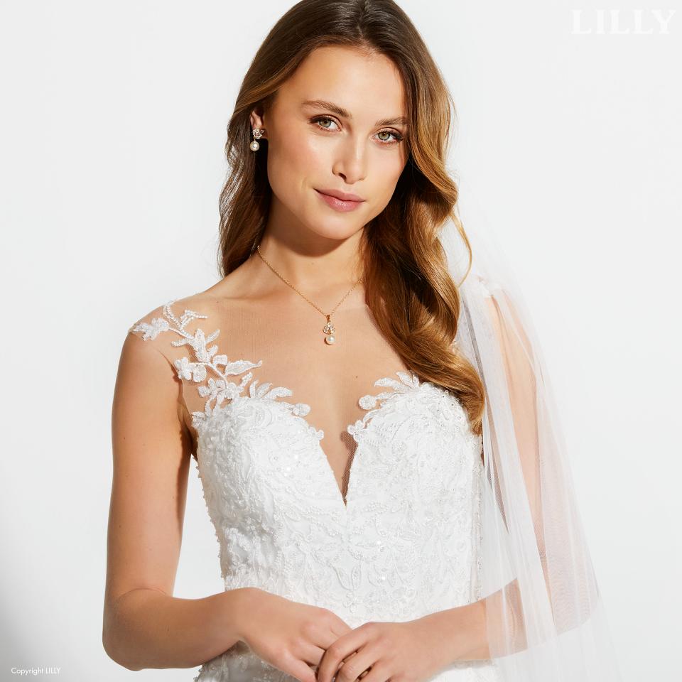 Elegantes LILLY Brautkleid mit Trägern und Rock in A-Linie mit Schleppe.