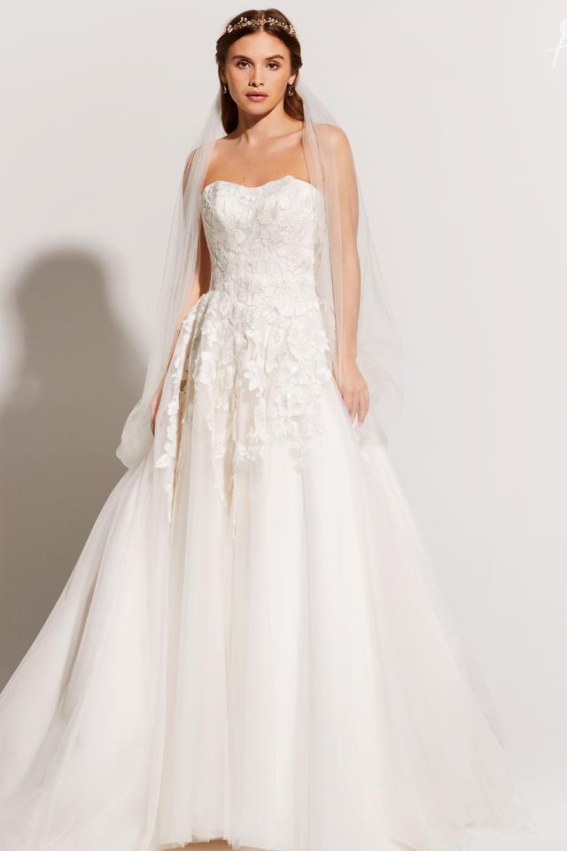 Tulle weddingdress with sublte rosy underlayerings and floral glitter